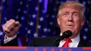 Presiden ke-45 AS, Donald Trump mengepalkan tangan saat berpidato di hadapan para pendukungnya di Manhattan, New York, Rabu (9/11). Trump berhasil mendapat suara electoral votest lebih dari 270, sebagai syarat kemenangan Pilpres AS (REUTERS/Carlo Allegri)