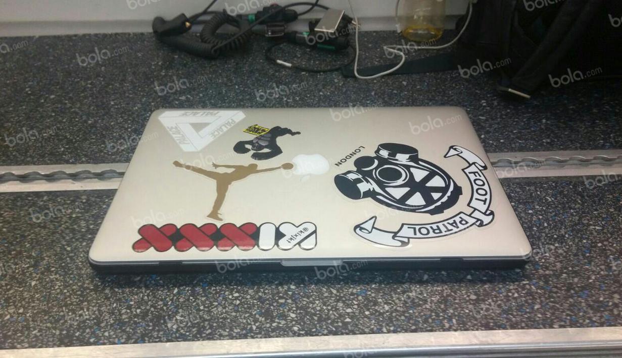 Laptop ini adalah salah satu benda yang selalu dibawa Philo Paz Armand di setiap balapan yang diikutinya. (Bola.com/Reza Khomaini)