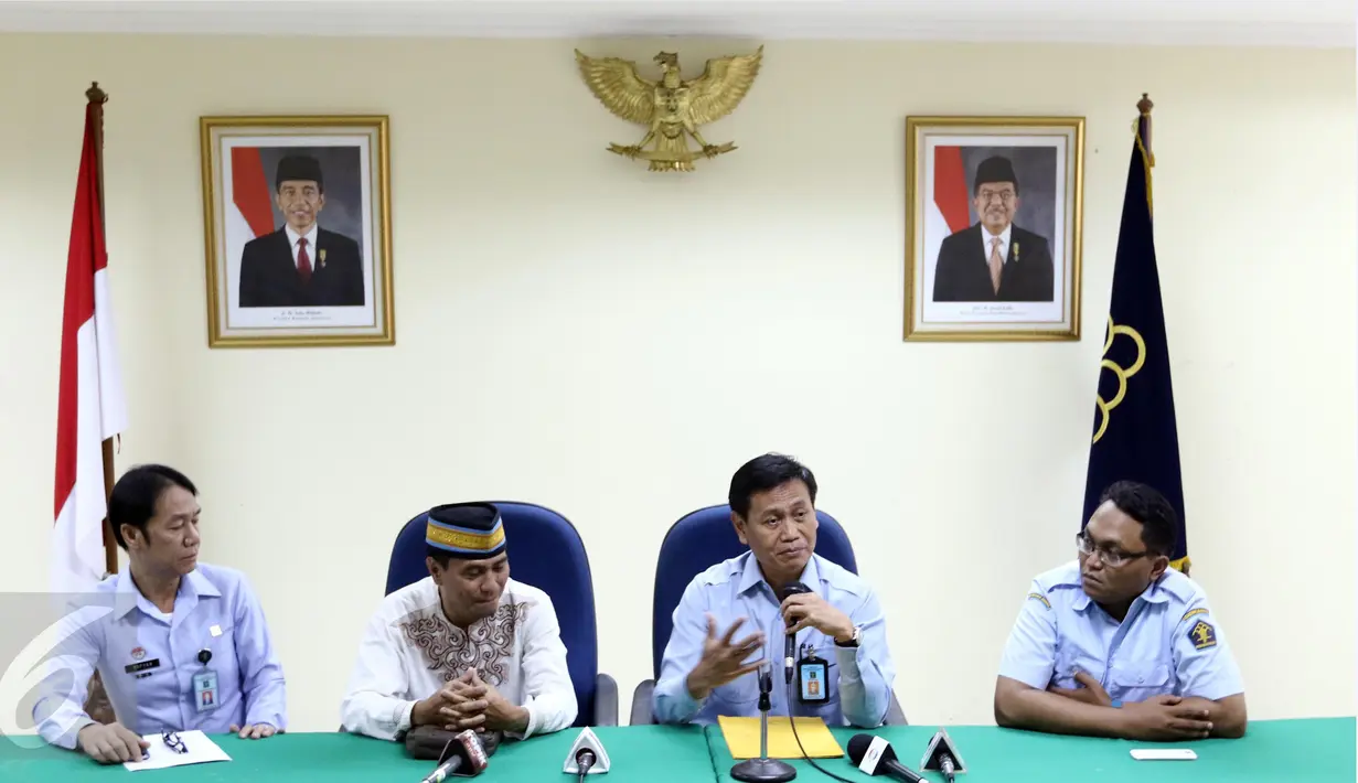 Suasana jumpa pers Dirjen HAM Kemenkumham, Mualimin Abdi dan pemilik Fresh Laundry, Budi Imam, di Jakarta, Senin (10/10). Mualimin dan pemilik jasa laundry kiloan itu sepakat berdamai sehingga gugatan tidak dilanjutkan. (Liputan6.com/Helmi Afandi)