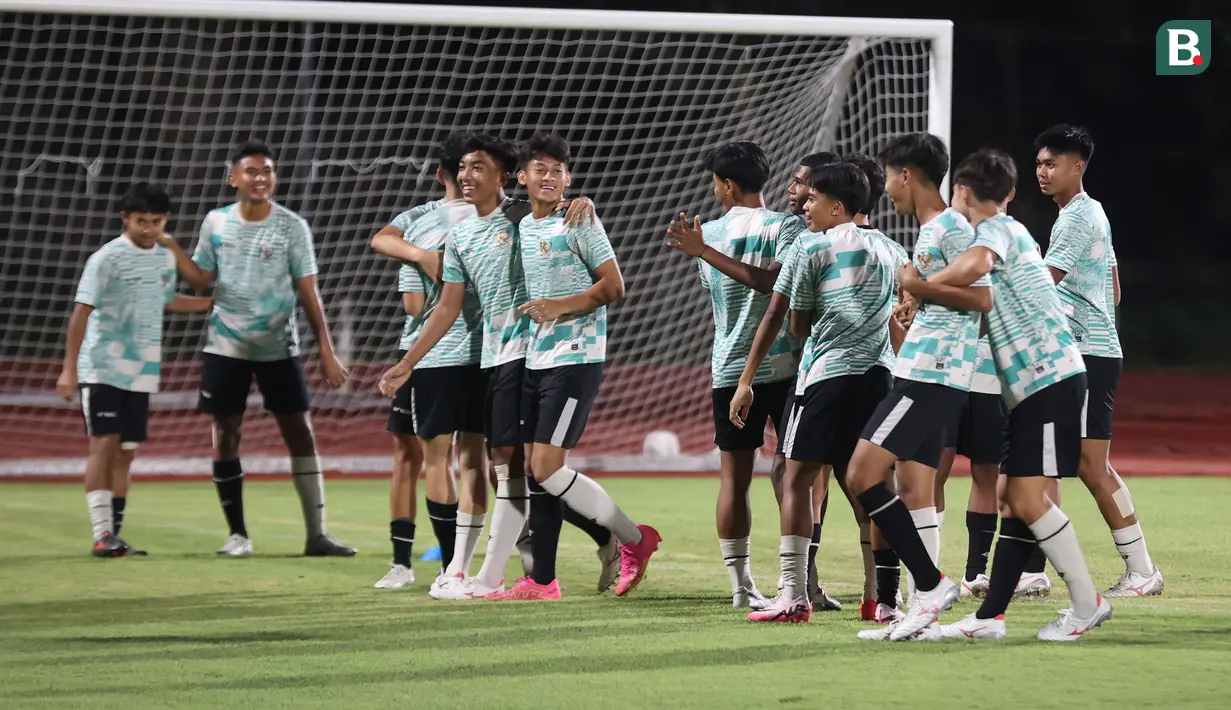 <p>Para pemain Timnas Indonesia U-16, Putu Panji dan Muhammad Mierza (tengah) dkk tampak santai saat mengikuti sesi official training di Stadion UNS, Solo, Jawa Tengah, Minggu (30/6/2024) jelang menghadapi Australia dalam laga semifinal Piala AFF U-16 pada Senin (1/7/2024) di Stadion Manahan, Solo. (Bola.com/Abdul Aziz)</p>