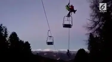 Sekitar 150 pemain ski tergantung di ketinggian 7-10 meter selama beberapa jam.