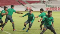 Egy Maulana Vikri dan rekan-rekannya melakukan uji coba lapangan jelang melawan Jepang U-19 di Stadion Utama GBK, (24/3/2018). Laga tersebut merupakan persiapan Timnas U-19 ke Piala Asia 2018. (Bola.com/Nicklas Hanoatubun)