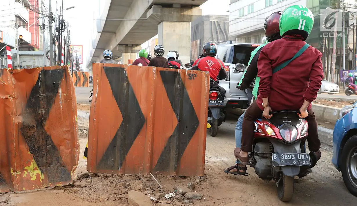 Kendaraan melintasi Jalan Panglima Polim Raya yang mengalami penyempitan di Jakarta, Rabu (8/8). Penyempitan jalan menyebabkan hanya satu jalur yang dapat dilintasi. (Liputan6.com/Immanuel Antonius)