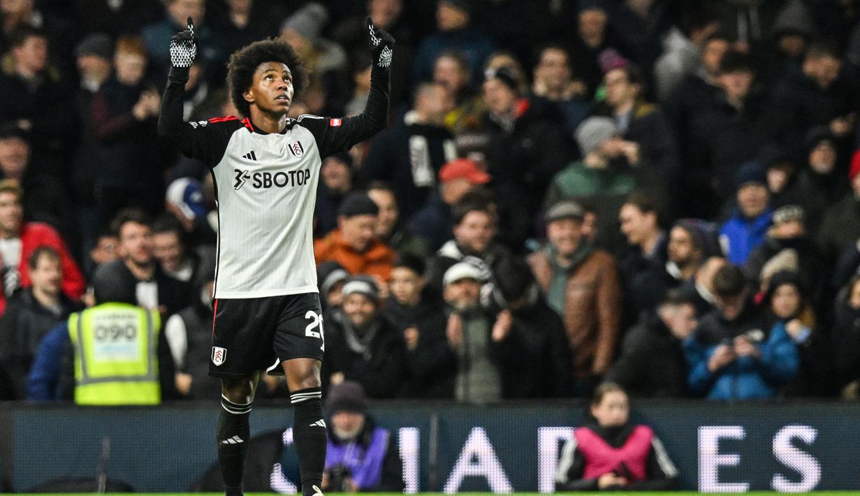 Willian didatangkan Fulham dari Corinthians pada awal musim 2022/2023 dengan status bebas transfer dan langsung menjadi pilihan utama di posisi sayap kiri. Sebelum berseragam Corinthians, Willian sempat membela Arsenal selama semusim pada 2020/2021. (AFP/Glyn Kirk)