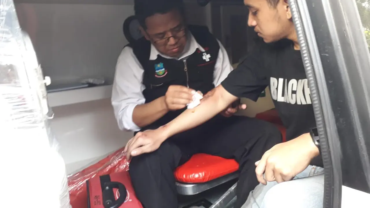 Wartawan Detik Hakim Abdul Ghani mendapat pertolongan medis