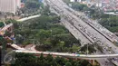Suasana arus lintas di sekitar jembatan simpang susun semanggi yang masih dalam penyelesaian, Jakarta, Selasa (21/3). Jembatan tersebut memiliki panjang total 1,6 km dan menghabiskan dana sekitar Rp 354 miliar. (Liputan6.com/Angga Yuniar)