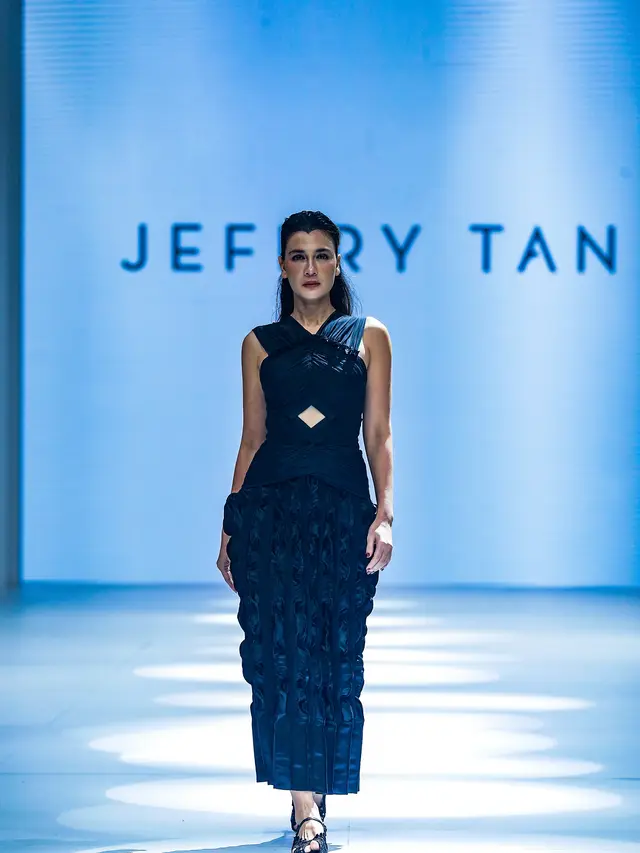 6 Potret Anggun Luna Maya dalam Balutan Gaun Jeffry Tan di Jakarta Fashion Week 2023