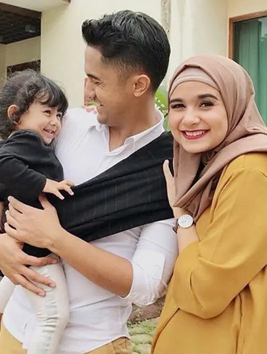 Tiba di rumah sakit sejak pukul 03.00 WIB dini hari, Hengky menemani sang istri hingga pembukaan di setengah 7 pagi. Akhirnya, sang dokter melakukan tindakan dan Sonya pun melahirkan pukul 07.01 WIB. (Instagram/sonyafatmala)