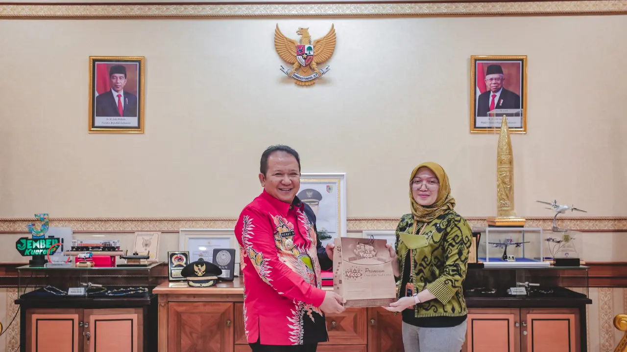 Bupati Jember Hendy Siswanto (Kanan) menyerahkan cindra mata kepada Kepala Pusat Penelitian Kopi dan Kakao atau Puslitkoka, Dini Astika Sari  (Istimewa)