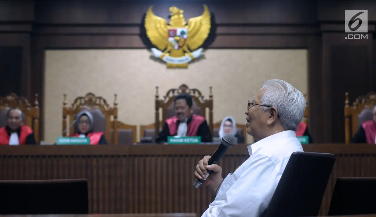 Mantan Menteri Keuangan, Bambang Subianto memberi kesaksian pada sidang lanjutan penerbitan SKL terhadap obligor BLBI dengan terdakwa Syafruddin Arsyad Temenggung di Pengadilan Tipikor, Jakarta, Rabu (6/6). (Liputan6.com/Helmi Fithriansyah)