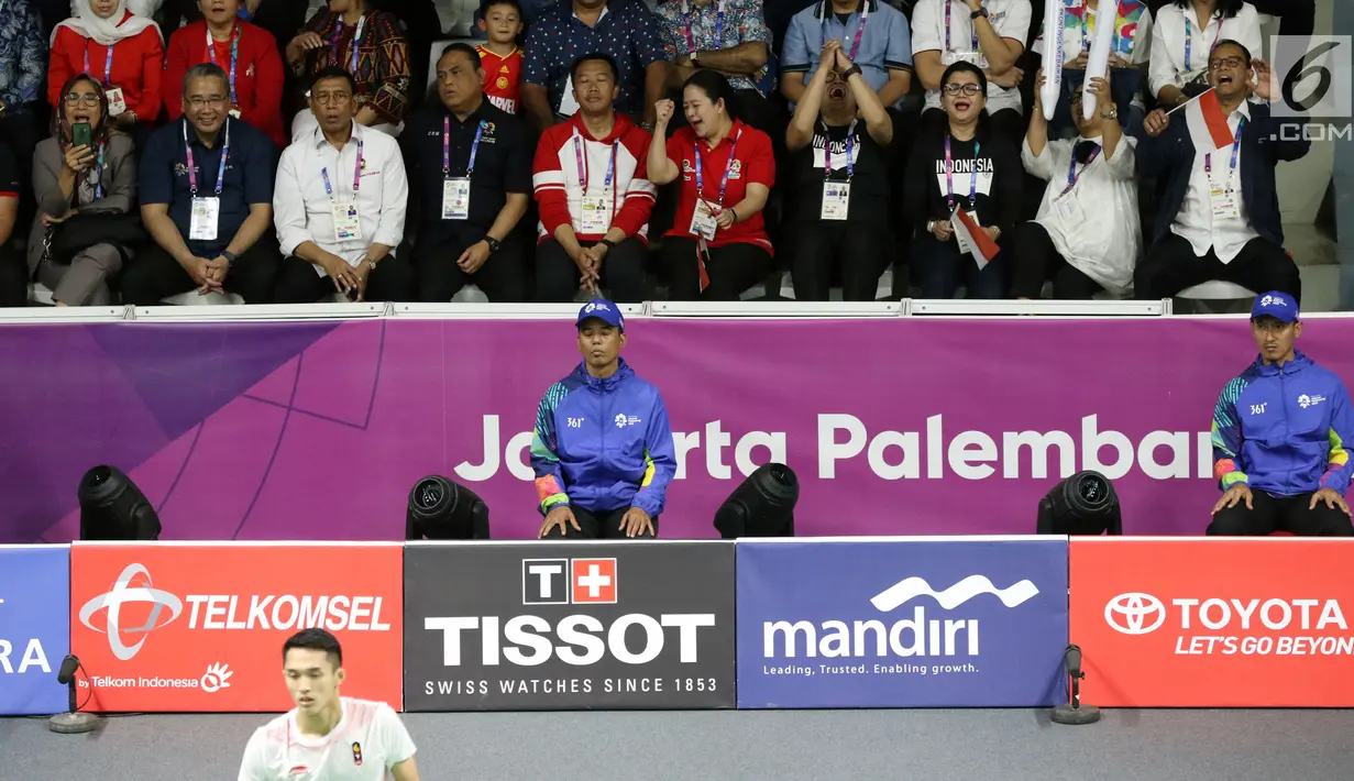 Sejumlah menteri kabinet kerja meluapkan ekspresi saat menyaksikan final bulu tangkis putra perseorangan Asian Games 2018 di Istora GBK, Jakarta, Selasa (28/8). (Liputan6.com/Helmi Fithriansyah)