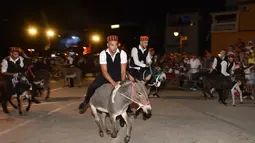 Para peserta berpartisipasi dalam kompetisi balap keledai tradisional ke-53 di Tribunj, Kroasia  (29/8/2020). (Xinhua/Pixsell/Hrvoje Jelavic)