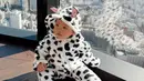 Baby Kyarra terlihat menggemaskan dengan jaket dan celana panjang polkadot hitam mirip bayi sapi [@jscmila]