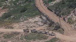 Foto menunjukkan tank dan kendaraan militer Israel melaju melewati kehancuran akibat pemboman Israel di Lebanon Selatan, pada Senin 27 April 2026. (Jalaa MAREY/AFP)