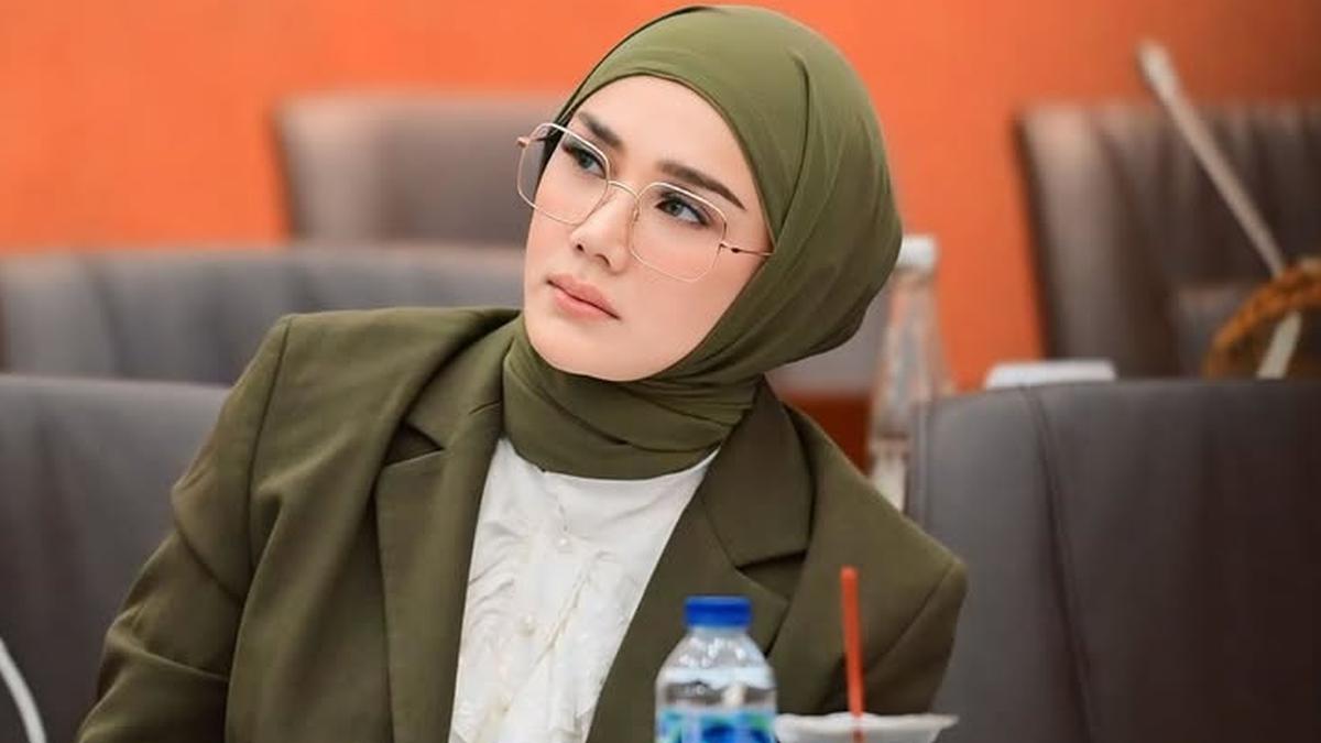 Penampilan Mulan Jameela Usai Ngunduh Mantu Al Ghazali, Tampil Berwibawa Ikuti Rapat