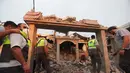 Hal ini menandai peningkatan signifikan dalam eskalasi serangan Israel yang hampir terjadi setiap hari di Lebanon selatan. Tampak dalam foto, anggota pertahanan sipil mencari puing-puing bangunan yang hancur akibat serangan udara Israel di desa Teir Debba, Lebanon Selatan, Kamis 6 November 2025. (AP Photo/Mohammad Zaatari)