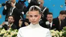 Sofia Richie tampil memukau dengan anting-anting dari Haute Joaillerie Collection berbahan emas putih 18 karat yang dihiasi dua berlian potongan mawar dengan total 14,05 karat dan berlian, gelang dari L'Heure du Diamant Collection berbahan emas putih 18 karat yang dihiasi berlian 16,097 karat, dan cincin dari Magical Setting Collection.  [dok.  Chopard]