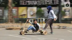 Anak-anak mencoba permainan tradisonal pada Pekan Kebudayaan Nasional di Istora Senayan, Jakarta, Sabtu (12/10/2019). Perhelatan yang digelar Ditjen Kebudayaan Kemendikbud RI itu menampilkan pagelaran seni dan budaya Indonesia, termasuk aneka permainan tradisional. (Liputan6.com/Angga Yuniar)