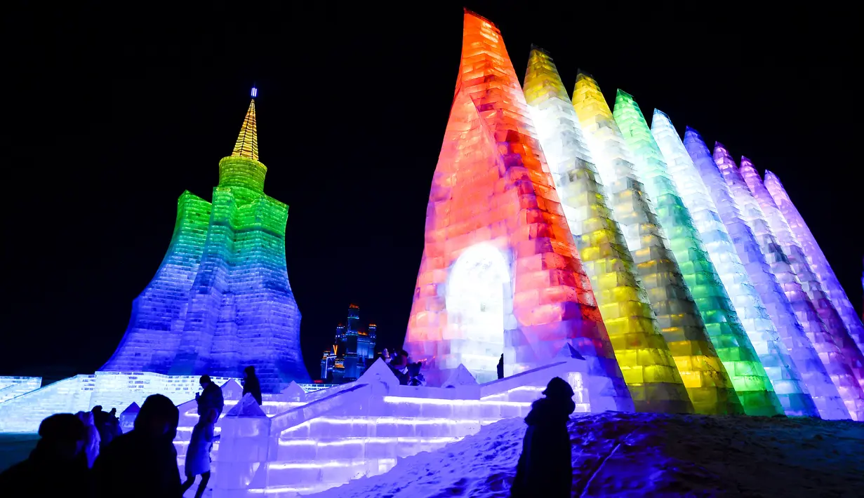 Para wisatawan mengunjungi taman hiburan es dan salju di Changchun, Provinsi Jilin, China timur laut (12/12/2020). Taman hiburan es dan salju yang memiliki 142 bangunan es dan patung salju itu secara resmi dibuka untuk umum pada Sabtu (12/12). (Xinhua/Xu Chang)