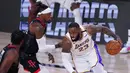 Pebasket Los Angeles Lakers, LeBron James, berusaha melewati pebasket Houston Rockets pada gim kelima semifinal wilayah barat, Minggu (13/9/2020). Lakers menang dengan skor 119-96. (AP Photo/Mark J. Terrill)