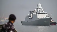 Personel Tentara Nasional Indonesia (TNI) Angkatan Laut (AL) berdiri menyambut kedatangan kapal perang Kerajaan Belanda HNLMS De Ruyter di pelabuhan Tanjung Perak, Surabaya, Jawa Timur pada Kamis 14 Mei 2026. (JUNI KRISWANTO/AFP)
