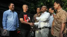 Ketua Tim Penjaringan Calon Gubernur (Cagub) DKI Jakarta dari Partai Gerindra Syarief berjabat tangan dengan Musisi Ahmad Dhani saat melakukan pertemuan di Kediaman Ahmad Dhani, Pondok Indah, Jakarta, Rabu (17/2). (Liputan6.com/Johan Tallo)