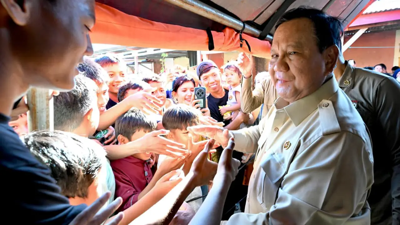 Presiden Prabowo Subianto mengunjungi posko pengungsian korban terdampak banjir di Padang Pariaman, Sumatra Barat, Senin (1/12/2025) (Biro Pers Istana)