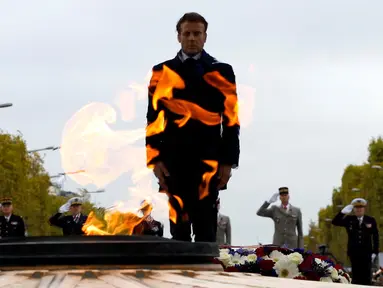 Presiden Prancis Emmanuel Macron berdiri di Makam Prajurit Tak Dikenal selama upacara di Arc de Triomphe, Paris, Prancis, 11 November 2022. Upacara ini digelar untuk menandai peringatan 104 tahun Gencatan Senjata 11 November 1918 yang mengakhiri Perang Dunia I. (Gonzalo Fuentes/Pool via AP)