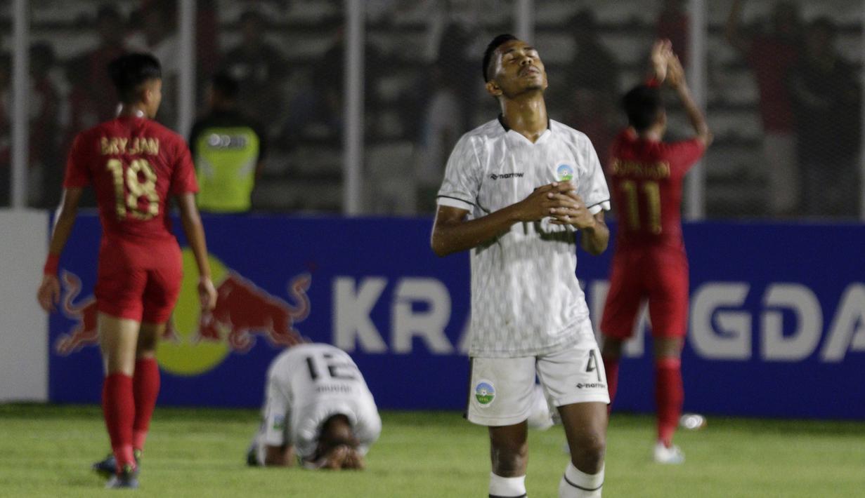 Pemain Timor Leste tampak kecewa usai takluk dari Indonesia pada laga Kualifikasi Piala AFC U-19 2020 di Stadion Madya, Jakarta, Rabu, (6/11/2019). Indonesia menang 3-1 atas Timor Leste. (Bola.com/M Iqbal Ichsan)