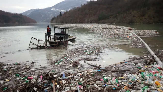 Tumpukan Sampah Penuhi Sungai Lim di Serbia