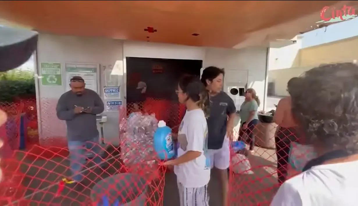 Ditemani oleh keluarganya, Cinta menunjukkan tempat daur ulang plastik, hingga botol kaca. Dari penjualan tersebut, ternyata perkiraan Cinta meleset. Ia berpikir bisa mendapatkan sekitar $40 dollar (Rp 613.960). Tapi ternyata hanya mendapatkan $13 atau kurang dari 200 ribu rupiah. [Youtube/Cinta]