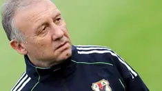 Gaya pelatih Jepang asal Italia Alberto Zaccheroni saat latihan tim di Doha, 5 Januari 2011, menjelang turnamen Piala Asia 2011 yang berlangsung 7-29 Januari 2011. AFP PHOTO / KARIM JAAFAR 
