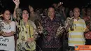 Citizen6, Morotai: Menteri Kelautan dan Perikanan Sharif C Sutardjo beserta Ibu Inggrid C. Sutardjo dan MenKo Kesra Agung beserta Ibu Agung Laksono, memulai pembakaran 2316 ekor lobster di Pulau Morotai, Kamis (13/9). (Pengirim: Efrimal Bahri).