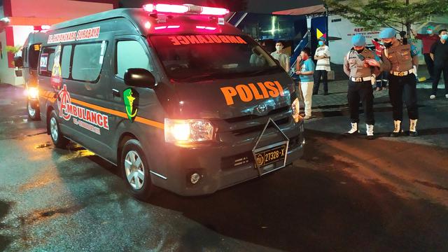 Mobil ambulans membawa jenazah Vanessa Angel berangkat ke Jakarta. (dian Kurniawan/Liputan6.com)