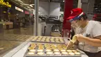 Seorang staf toko kue yang mengenakan pelindung wajah membuat kue tart telur (egg tart) di Square One Shopping Center di Mississauga, Ontario, Kanada  (9/10/2020). Tingkat pengangguran di Kanada pada September turun menjadi 9 persen dari 10,2 persen pada Agustus. (Xinhua/Zou Zheng)