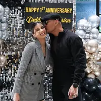 Deddy Corbuzier dan Sabrina baru saja merayakan ulang tahun pernikahan pertama. Suka duka dirasakan selama membina rumah tangga setelah setahun. Mantan finalis Puteri Indonesia itu menyebut ada hal yang menyebalkan dari sang suami.[Instagram/sabrinachairunnisa_]