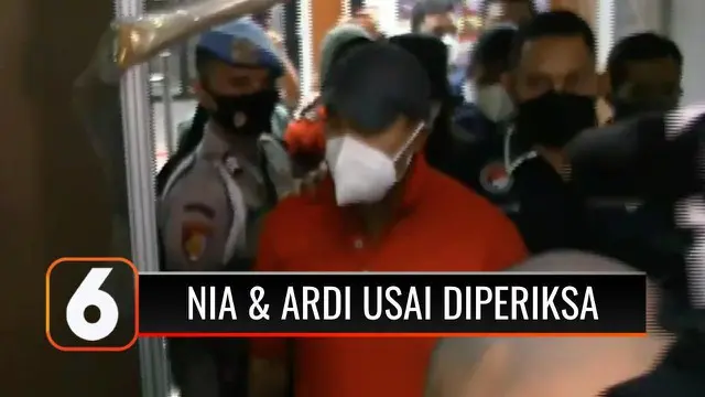 Dengan dikawal ketat Penyidik Satuan Reserse Narkoba Polres Metro Jakarta Pusat, artis Nia Ramadhani bersama sang suami Ardi Bakrie, yang telah ditetapkan sebagai tersangka kepemilikan dan penggunaan narkoba, keluar dari Gedung Polres Metro Jakarta P...