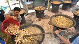 Makanan khas ini hanya disajikan pada perayaan tertentu seperti Maulid Nabi, Idul Fitri, Idul Adha, dan Tahun Baru Islam. (Chaideer Mahyuddin/AFP)