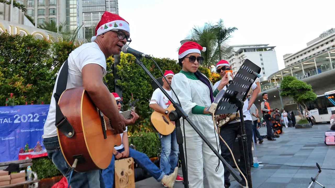 Suasana Pertunjukan Musik Menyambut Natal 2022 di Bundaran HI Jakarta