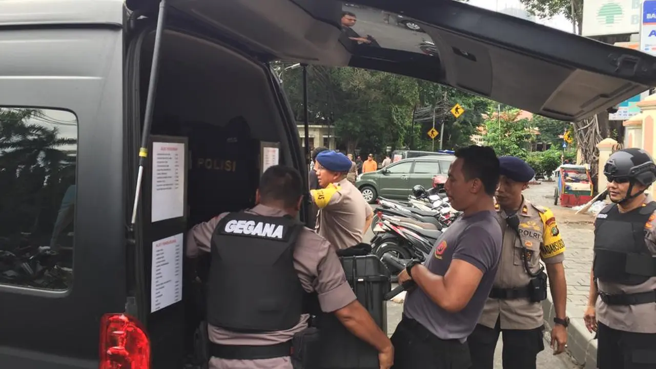 Gegana Polda Metro Jaya dan jajaran Polres Jakarta Pusat di Masjid Sunda Kelapa