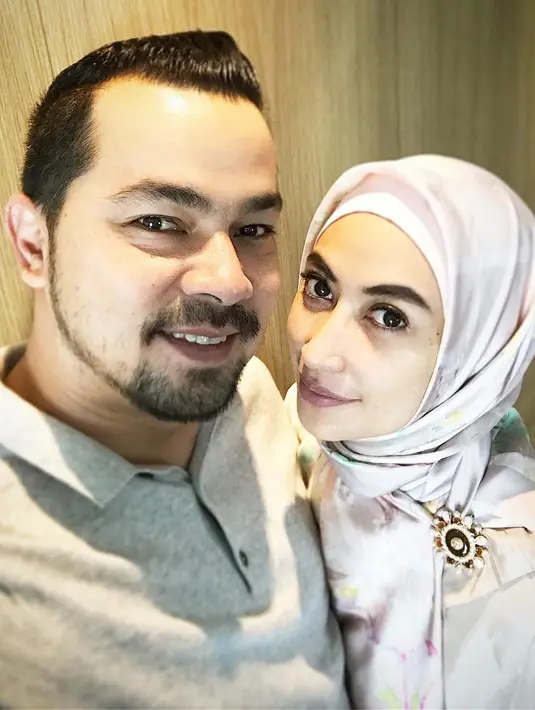 "Intinya jangan pernah bosan. Walau sebelum tidur dan bangun tidur, dia lagi dia lgi yang dilihat. Pokoknya harus dinikmati lah," kata Annisa Trihapsari, Selasa (13/2/2018). (Instagram/djorghisultan)