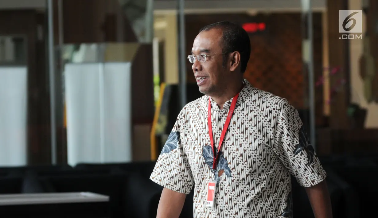 Sekretaris Kementerian Pemuda dan Olahraga (Sesmenpora) Gatot Sulistiantoro Dewa Broto usai menjalani pemeriksaan penyidik di Gedung KPK, Jakarta, Jumat (26/7/2019). Gatot diperiksa untuk penyelidikan kebijakan Menpora Imam Nahrawi dari 2014 hingga 2019. (merdeka.com/Dwi Narwoko)