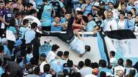 Detik-Detik Fans Sepak Bola Dilempar dari Stadion dan Tewas