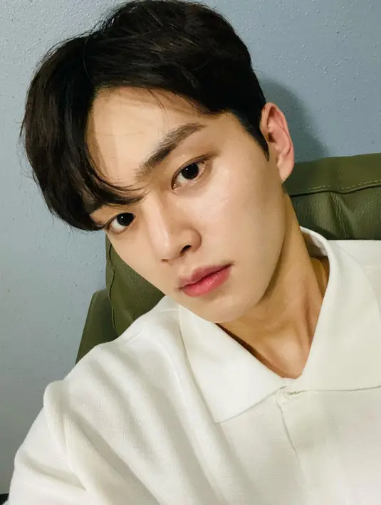 Song Kang yang sedang menjadi aktor naik daun tersebut juga pernah menjadi MC acara musik SBS Inkigayo. (FOTO: instagram.com/songkang_b)