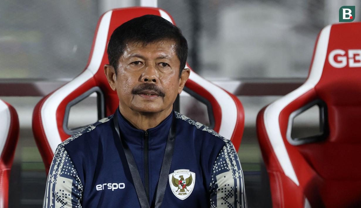 Pelatih Timnas Indonesia U-23, Indra Sjafri saat laga uji coba melawan India di Stadion Madya, Senayan, Jakarta, Jumat (10/10/2025). (Bola.com/Muhammad Iqbal Ichsan)