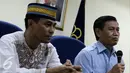Dirjen HAM Kemenkumham, Mualimin Abdi (kanan) bersama Budi Imam pemilik Fresh Laundry, melakukan pertemuan di kantor Dirjen HAM, Jakarta, Senin (10/10). Pertemuan terkait gugatannya kepada pemilik laundry beberapa waktu lalu. (Liputan6.com/Helmi Afandi)