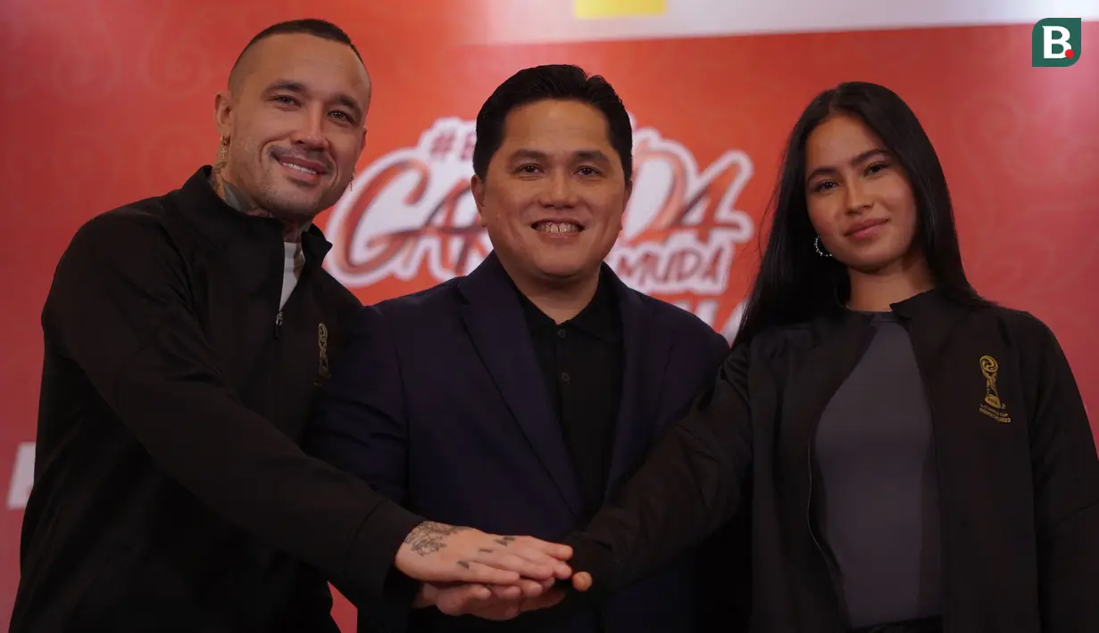 Radja Nainggolan dan Sabreena Dressler merasa bahagia bisa mendapatkan kepercayaan sebagai duta Piala Dunia U-17 2023. Keduanya berharap, event bergengsi dari FIFA itu bisa berjalan lancar dan sesuai harapan. (Bola.com/Adine Wirya)