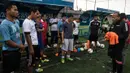 Tak hanya pelatihan secara teori, Guus Griet juga memberikan coaching clinic kepada para peserta Forum Liga Bola ndonesia. (Bola.com/Vitalis Yogi Trisna)