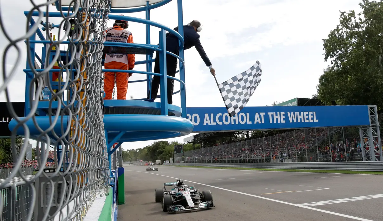 Pembalap Mercedes, Lewis Hamilton memasuki garis finish saat berlaga di GP Italia di Sirkuit Monza di Monza, Italia, (2/9). Saat ini Hamilton menempati urutan pertama klasemen dengan 231 poin. (AP Photo/Luca Bruno/Pool)