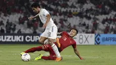 Bek Timnas Indonesia, Hansamu Yama, melakukan tekel saat melawan Timor Leste pada laga Piala AFF 2018 di SUGBK, Jakarta, Selasa (13/11). Indonesia menang 3-1 atas Timor Leste. (Bola.com/Yoppy Renato)